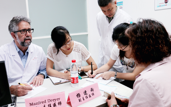 無錫明慈醫(yī)院專家赴如皋進(jìn)行義診活動——國際高端醫(yī)療服務(wù)受當(dāng)?shù)厥忻駸崤? class=
